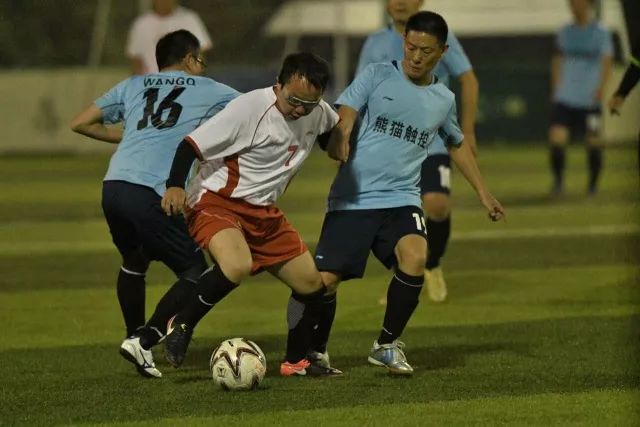 精彩扑救！比塞克头球挡下巴尔韦德的强劲射门